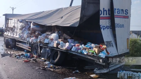 Kürdəmirdə iki yük maşını toqquşub, yüklər yola dağılıb
