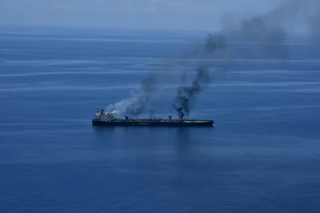 UKMTO: İranın Lavan adası yaxınlığında gəmi naməlum mərmi ilə vurulub
