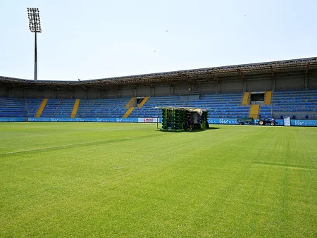 Liv Bona Dea Arenanın ot örtüyü beynəlxalq standartlara uyğunlaşdırılır