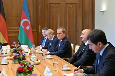 Azərbaycan və Almaniya prezidentlərinin geniş tərkibdə görüşü olub