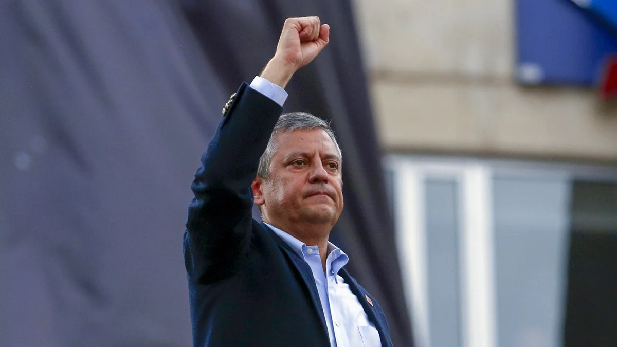 Özgür Özel Cümhuriyyət Xalq Partiyası ilə vidalaşıb