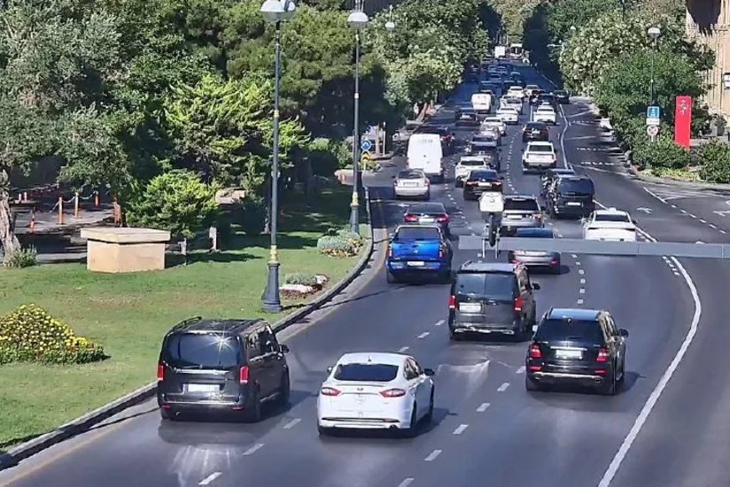 В Баку на ряде улиц и проспектов затруднено движение транспорта