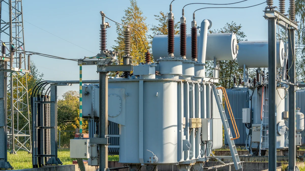 Naxçıvanda transformatorun avtomatı partlayıb, elektrik montyoru xəsarət alıb