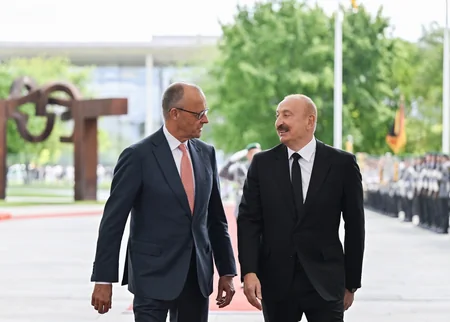 Berlində İlham Əliyevin rəsmi qarşılanma mərasimi olub