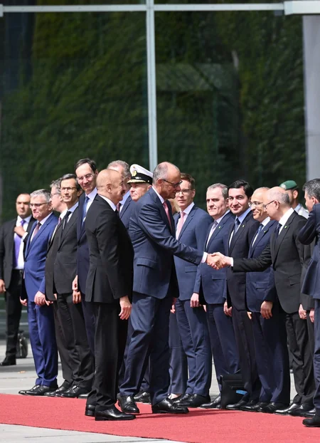 Berlində İlham Əliyevin rəsmi qarşılanma mərasimi olub