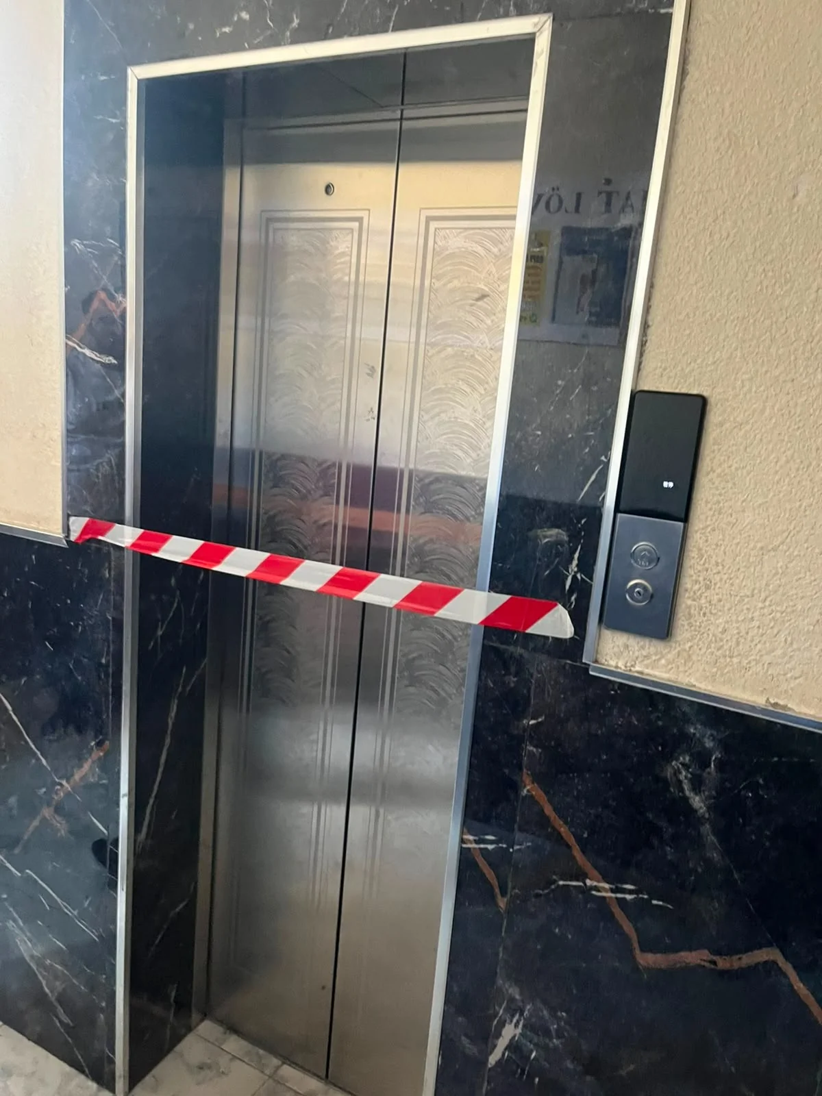 МЧС приостановил работу шести лифтов в жилом доме в Хатаинском районе