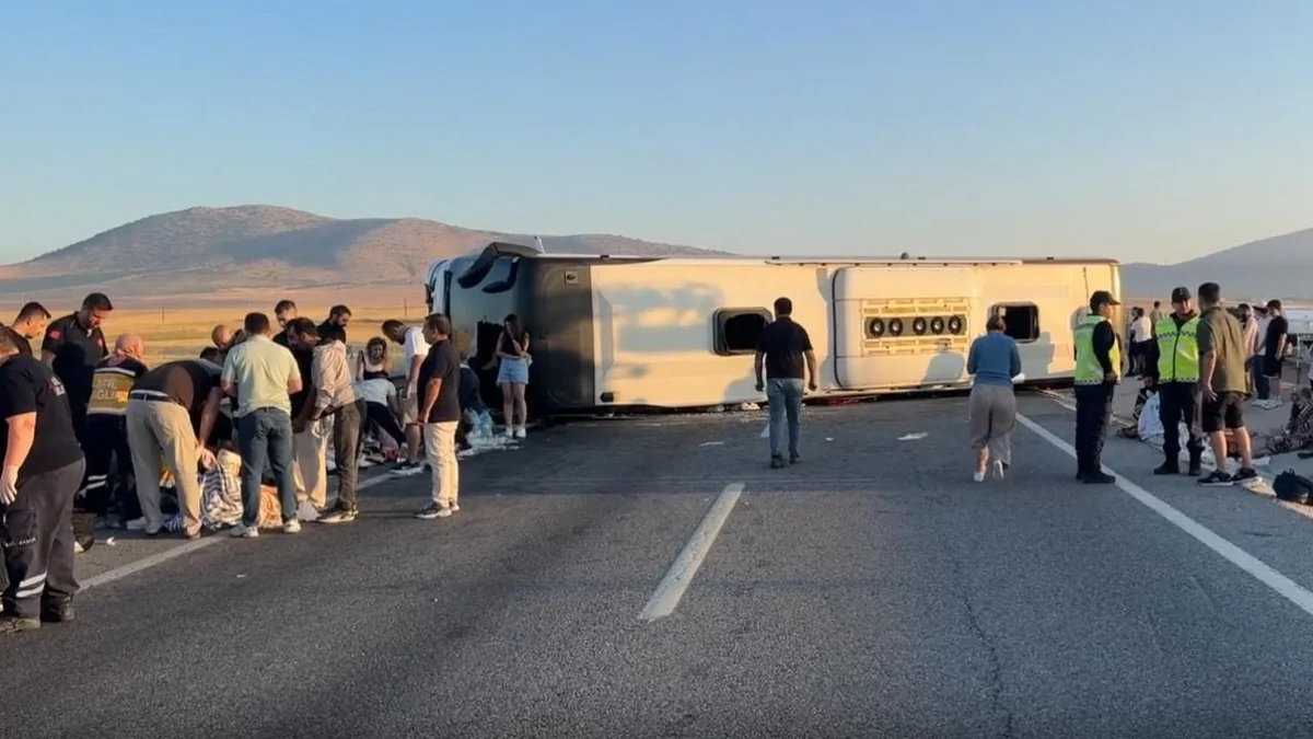 Kütahyada sərnişin avtobusu aşıb, 31 nəfər xəsarət alıb