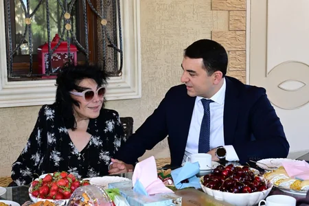 Adil Kərimli yubileyi münasibətilə Flora Kərimovanı ziyarət edib