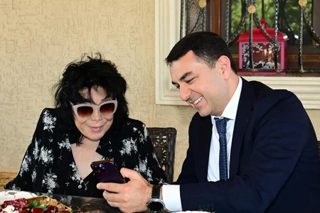 Adil Kərimli yubileyi münasibətilə Flora Kərimovanı ziyarət edib