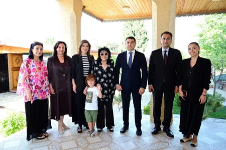 Adil Kərimli yubileyi münasibətilə Flora Kərimovanı ziyarət edib