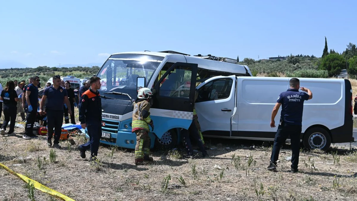 Türkiyədə mikroavtobus minik avtomobili ilə toqquşub, ölən və yaralananlar var
