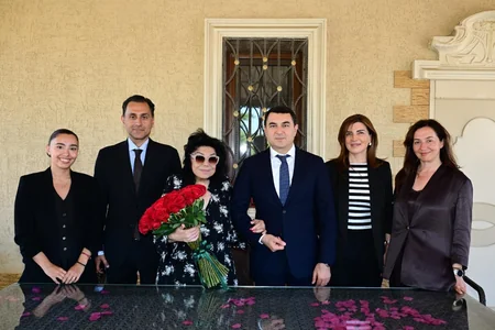 Adil Kərimli yubileyi münasibətilə Flora Kərimovanı ziyarət edib