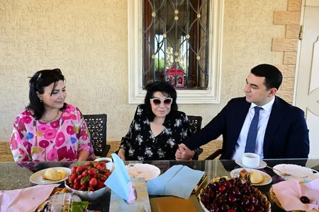 Adil Kərimli yubileyi münasibətilə Flora Kərimovanı ziyarət edib