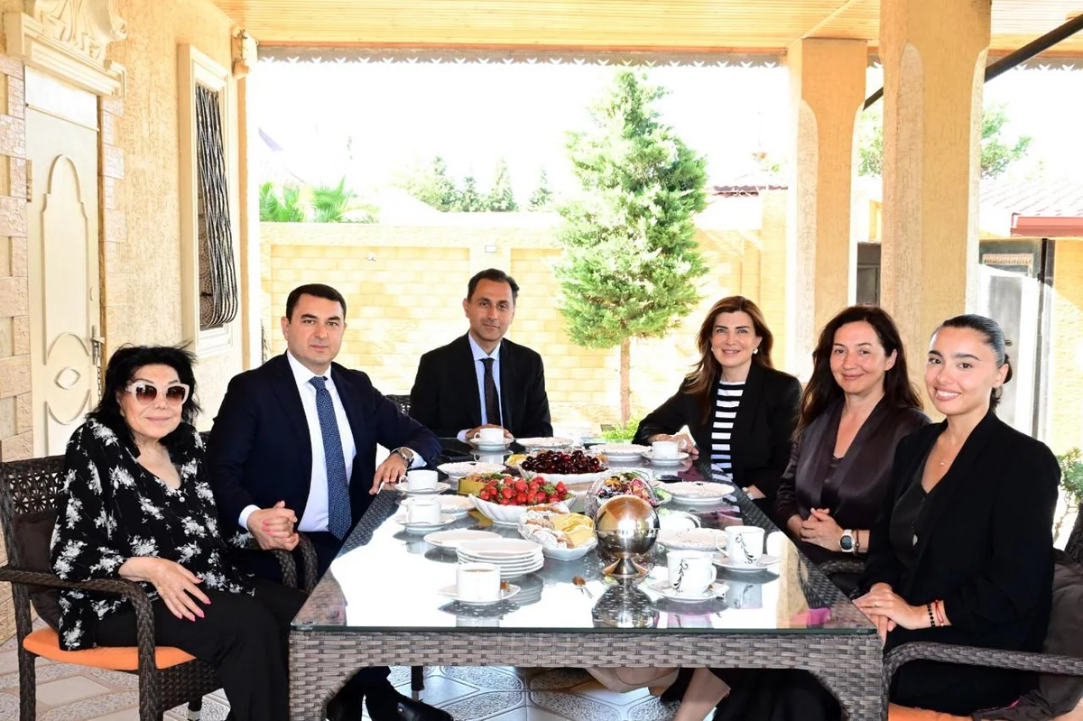 Adil Kərimli yubileyi münasibətilə Flora Kərimovanı ziyarət edib