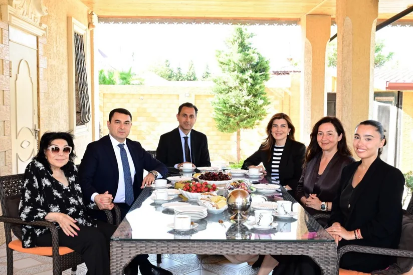Adil Kərimli yubileyi münasibətilə Flora Kərimovanı ziyarət edib