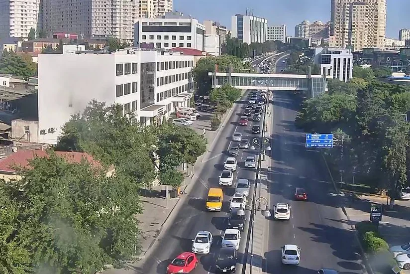 В Баку на ряде дорог затруднено движение транспорта