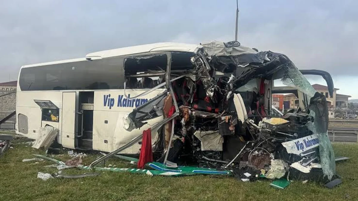 Türkiyədə sərnişin avtobusu avtomobillə toqquşub, 30 nəfər xəsarət alıb