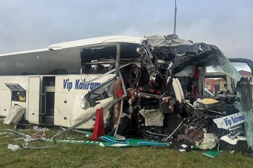 Türkiyədə sərnişin avtobusu avtomobillə toqquşub, 30 nəfər xəsarət alıb
