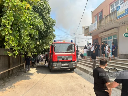 Şuşa şəhərciyində market yanır