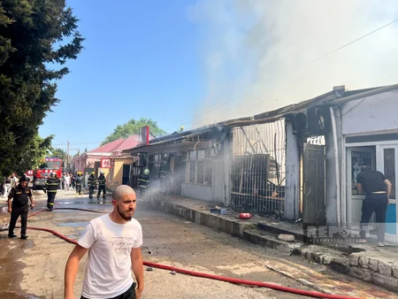 Şuşa şəhərciyində market yanır