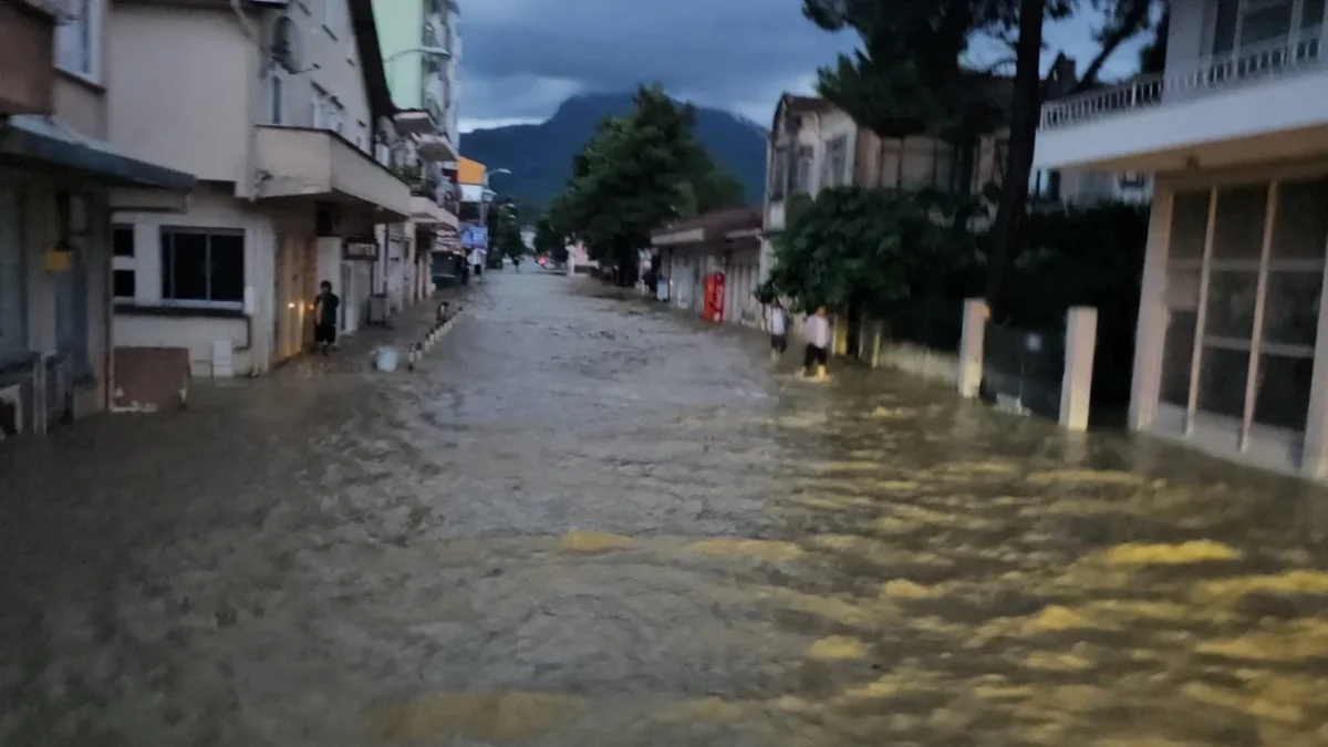 Kastamonuda leysan yağışları selə səbəb olub, ev və iş yerləri su altında qalıb