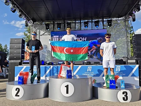 Azərbaycanlı idmançı beynəlxalq triatlon yarışında qızıl medal qazanıb