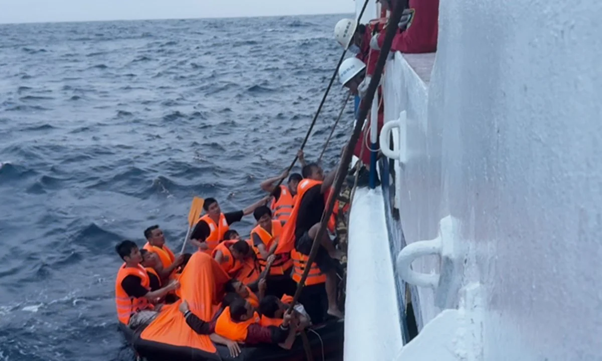 Chinese rescuers save 39 after Vietnamese ship sinks in South China Sea
