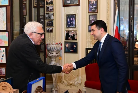 Adil Kərimli Xalq yazıçısı Anarla ədəbi prosesin inkişafını müzakirə edib