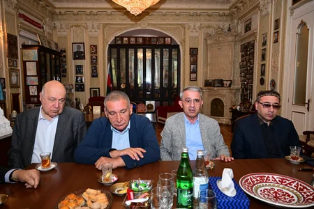 Adil Kərimli Xalq yazıçısı Anarla ədəbi prosesin inkişafını müzakirə edib