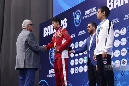 Dünya çempionatı: Bürünc medal qazanan Ömər Salmanov mükafatlandırılıb