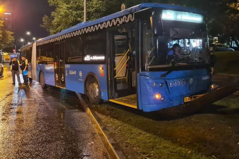 На юге Москвы автобус врезался в дерево, пострадали 17 человек