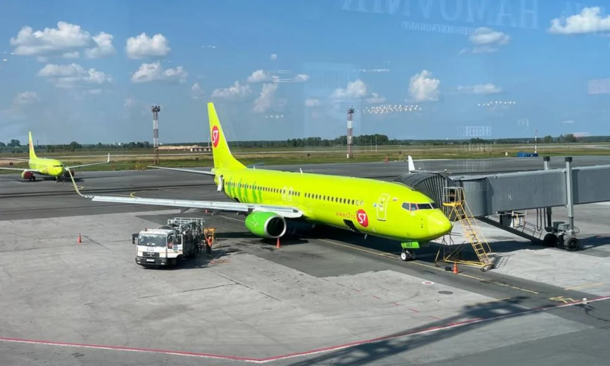 Самолет S7 вернулся в аэропорт Новосибирск после вылета из-за загоревшегося двигателя