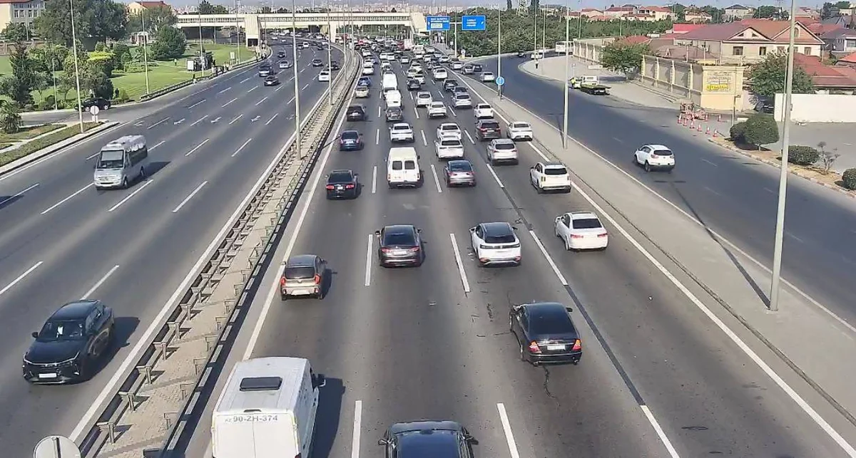 Bakının bəzi yollarında nəqliyyatın sıxlığı yaranıb