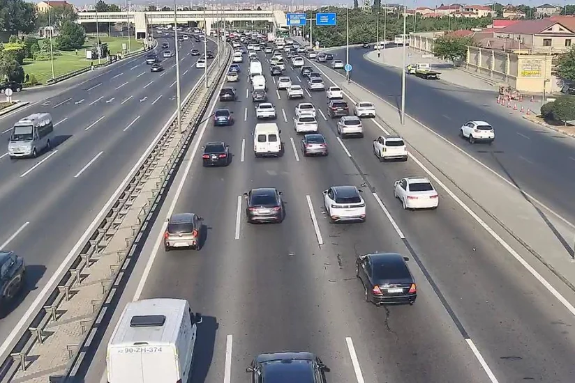 В Баку на четырех участках затруднено движение транспорта