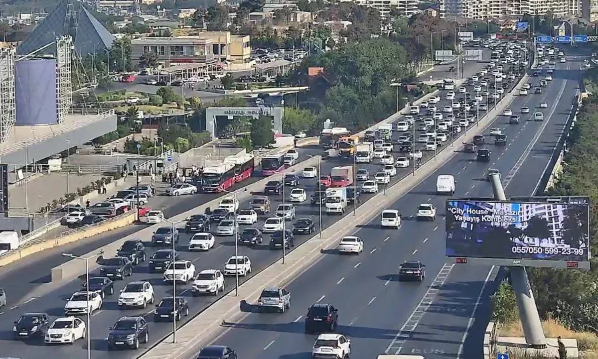 Bakının bir sıra yollarında tıxac yaranıb