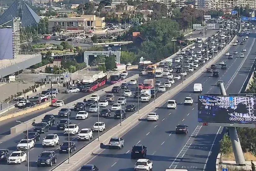 На ряде улиц и проспектов Баку затруднено движение транспорта
