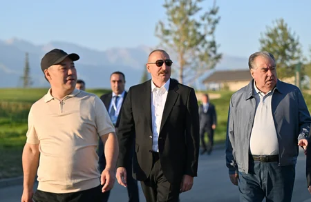 İlham Əliyev Çolpon-Atada üç dövlət başçısı ilə birlikdə Qolf Klubun açılışında iştirak edib