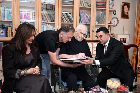 Adil Kərimli Xalq artisti Tofiq Bakıxanovu evində ziyarət edib