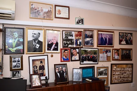 Adil Kərimli Xalq artisti Tofiq Bakıxanovu evində ziyarət edib