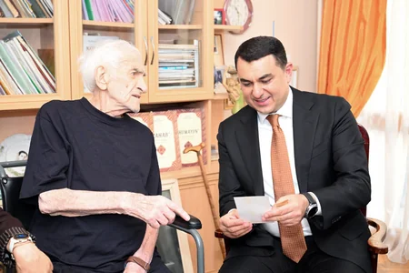Adil Kərimli Xalq artisti Tofiq Bakıxanovu evində ziyarət edib