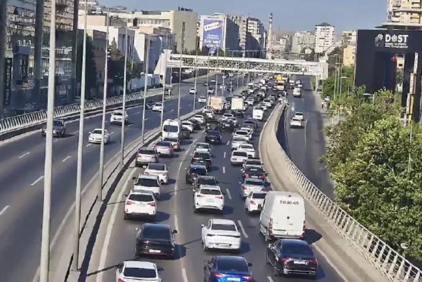 В Баку движение затруднено только на двух магистралях