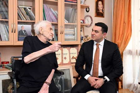 Adil Kərimli Xalq artisti Tofiq Bakıxanovu evində ziyarət edib