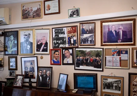 Adil Kərimli Xalq artisti Tofiq Bakıxanovu evində ziyarət edib