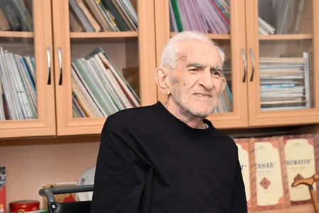 Adil Kərimli Xalq artisti Tofiq Bakıxanovu evində ziyarət edib