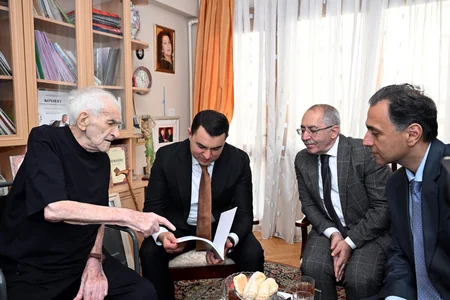 Adil Kərimli Xalq artisti Tofiq Bakıxanovu evində ziyarət edib