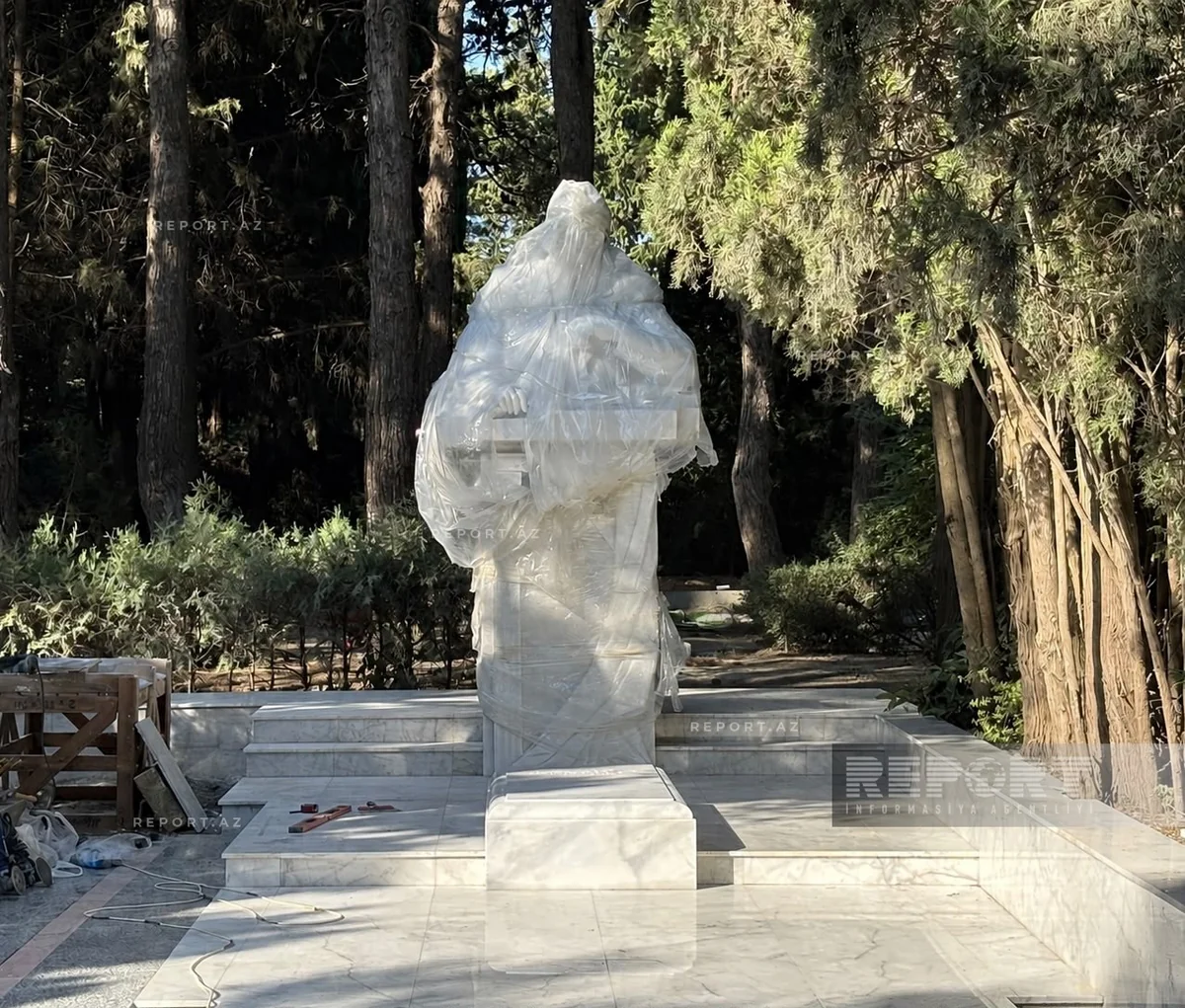 Xalq yazıçısı Elçinin Fəxri xiyabandakı qəbirüstü abidəsi hazırdır
