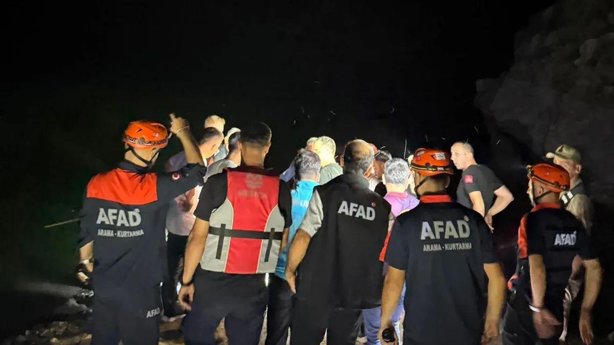 Türkiyədə kişi çayda boğulan oğlunu xilas etmək istəyəndə axına düşüb
