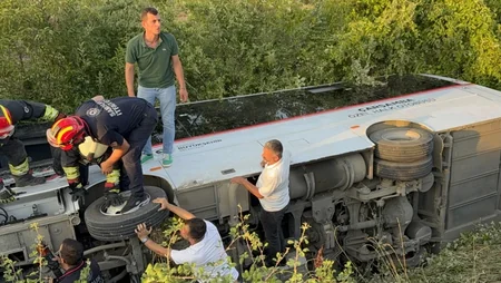 Türkiyədə sərnişin avtobusu qəzaya uğrayıb, 21 nəfər xəsarət alıb