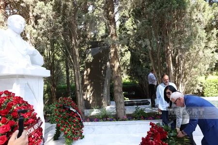 Xalq yazıçısı Elçinin qəbirüstü abidəsinin açılışı olub