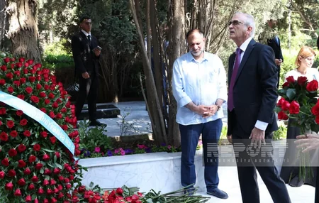 Xalq yazıçısı Elçinin qəbirüstü abidəsinin açılışı olub